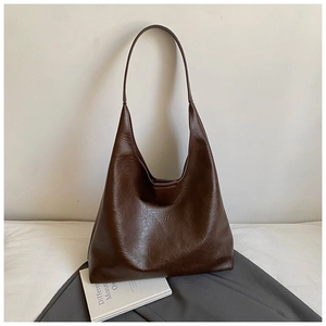Gros plan détaillé du sac cabas marron foncé montrant sa texture grainée et son cuir souple