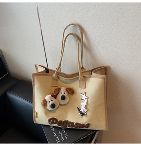 Détail de l'écusson chien Gromit en peluche et broderie Puppies sur le sac cabas en toile beige