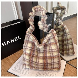 Gros plan du sac fourre-tout à carreaux duveteux avec texture crème, violette et orange