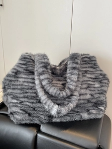 Borsa tote in ecopelliccia leopardata grigia e nera per l'autunno e l'inverno