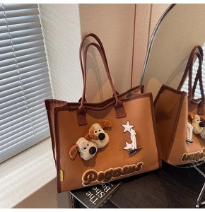 Détail du sac cabas marron en toile avec décor de chien en peluche et broderie