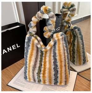 Détail du sac cabas rayé en peluche avec une texture douce en fausse fourrure