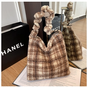 Gros plan du sac fourre-tout en peluche à carreaux marron et blanc avec anse nuage
