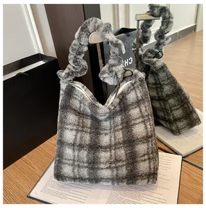 Vue détaillée du sac cabas à carreaux en peluche avec poignée plissée douce