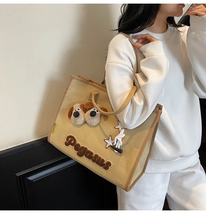 Détail du sac cabas en toile avec chiot en peluche 3D, pendentif étoile et broderie