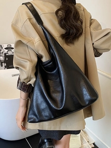 Grand sac hobo minimaliste en cuir PU noir pour femme porté élégamment à l'épaule