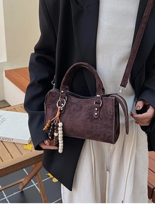Sacoche vintage en daim marron foncé avec ferrures argentées et breloque en perles de bois