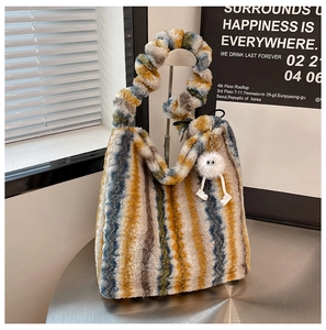 Détail du sac cabas en peluche rayé coloré avec poignée froncée et breloque pompon