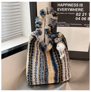 Détail du sac cabas peluche à rayures avec poignées froncées et un porte-clé pompon mignon