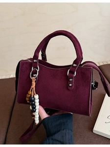Sac bandoulière vintage en daim bordeaux avec breloque bohème et fermeture éclair