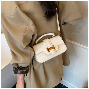 Detail showing the golden H-shaped metal buckle on a white leather handbag for women