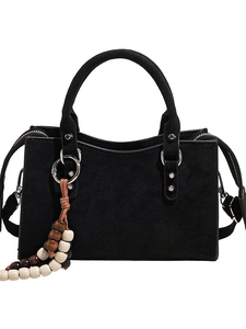 Sac à main trapèze noir avec charm en perles de bois et détail d'anneau métallique