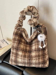 Sac Fourre-tout Mode en Peluche à Carreaux pour Femmes Grande Capacité Sac à Épaule en Polaire Avec Pendentif Monstre Mignon Sac à Main d'Hiver Décontracté