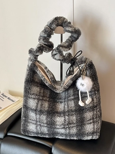 Sac fourre-tout en peluche à carreaux avec poignées volantées et charmant pendentif