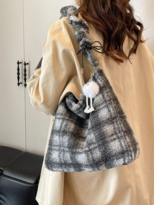 Sac fourre-tout en peluche à carreaux gris avec bandoulière à volants et pendentif