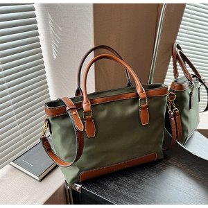 Détails du sac fourre-tout en nylon olive avec finitions cuir brun et boucles dorées