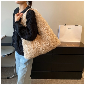 Close-up of the plush beige faux fur texture on this large autumn winter tote bag