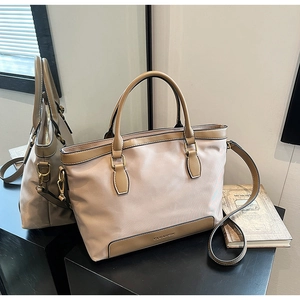Détail du cabas en nylon minimaliste avec lanières en cuir et logo CLEAOK