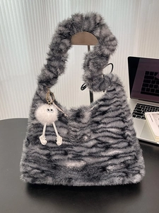 Fashionable Faux Fur Leopard Print Shoulder Bag Large Capacity Autumn Winter Plush Underarm Bag With Cute Charm For Women