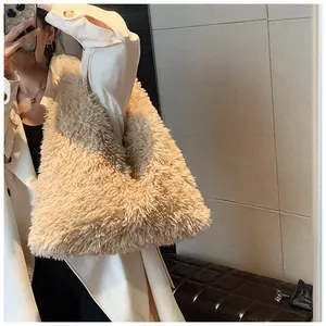 Gros plan sur la texture en fausse fourrure beige de ce grand sac fourre-tout