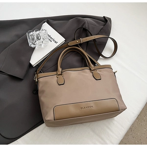 Vue détaillée du cabas CLEAROK en nylon avec patch logo en cuir et doubles anses