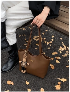 Sac cabas en cuir marron avec logo doré embossé et pendentif lapin en peluche amovible