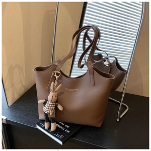 Gros plan détaillé du sac cabas en similicuir marron avec un pendentif lapin mignon