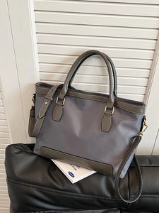 Sac fourre-tout en nylon gris avec bordure en cuir et bandoulière pour le quotidien