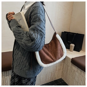 Dettaglio della borsa hobo in pelle scamosciata caramello con bordo in finta pelliccia