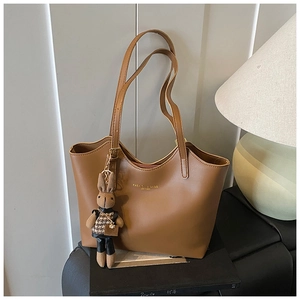 Détail du sac cabas marron vintage avec texture cuir et adorable breloque lapin