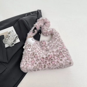 Plüsch-Tasche mit Leopardenmuster in Rosa und weißem Pelzball-Anhänger auf grauem Sakko