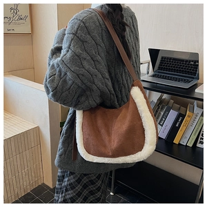 Borsa a tracolla in pelle scamosciata marrone con bordo in pelliccia sintetica bianca su modella