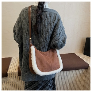 Borsa a sella in pelle scamosciata marrone con bordo in ecopelliccia bianca a spalla
