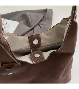 Détail du fermoir magnétique et de la doublure chevron d'un sac cabas marron foncé