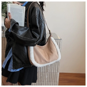Dettaglio della borsa hobo in pelle scamosciata kaki con bordo in finta pelliccia bianca
