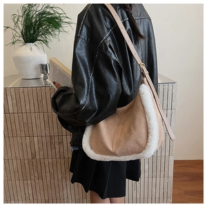 Borsa hobo in camoscio kaki con bordo in pelliccia sintetica bianca indossata da modella