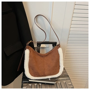 Dettaglio borsa hobo in pelle scamosciata marrone con bordo in ecopelliccia bianca