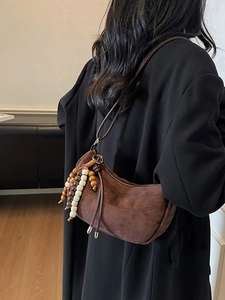 Borsa a spalla in pelle scamosciata marrone con nappa di perline e chiusura a zip