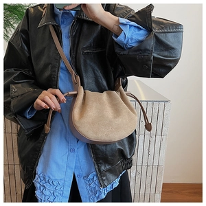 Detailansicht der khakifarbener Wildledertasche mit Kordelzug und modischem Logo-Prägung