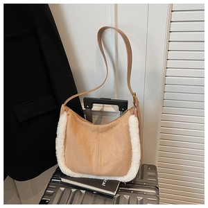 Dettaglio della borsa a tracolla in pelle scamosciata color cammello con ecopelliccia