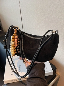 Borsa a spalla retrò in finta pelle scamosciata nera con ciondolo etnico in legno colorato