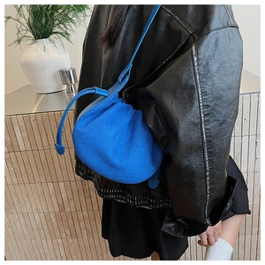 Détail du sac nuage en daim bleu avec texte embossé et fermeture à cordon coulissant