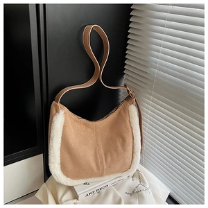 Dettaglio borsa hobo in camoscio marrone con bordo in ecopelliccia bianca e tracolla