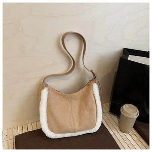 Dettaglio della borsa in pelle scamosciata color cammello con bordo in pelliccia bianca