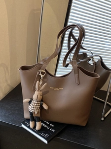 Grand Sac Fourre-tout Vintage en Cuir PU pour Femmes Mode Sac à Épaule Breloque Lapin Travail Décontracté Sac Fourre-tout