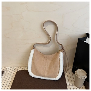 Dettaglio della borsa sottobraccio in camoscio cammello con bordo in shearling bianco