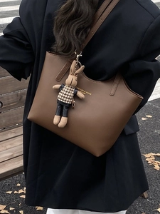 Grand sac cabas vintage en cuir marron pour femme avec charm lapin et style urbain chic