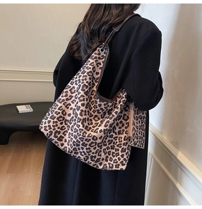 Leopard print tote bag set featuring large capacity and matching small zipper pouch