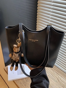 Sac fourre-tout rétro en cuir noir avec breloque lapin et logo doré pour le quotidien
