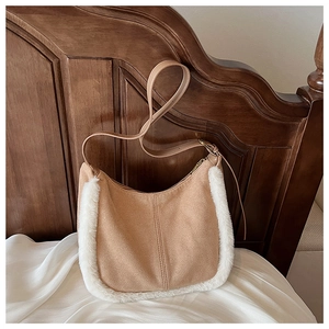 Dettaglio borsa hobo in camoscio kaki con bordo in ecopelliccia bianca e tracolla